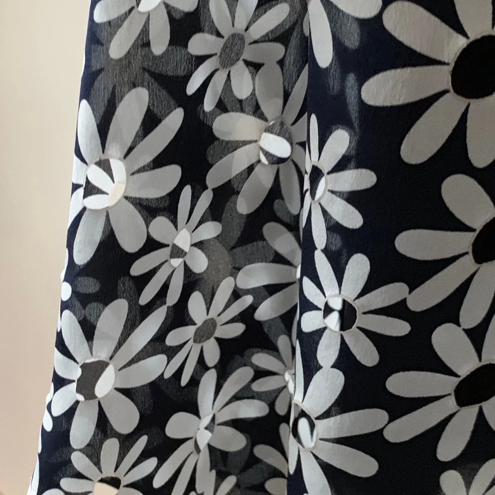 Worth • 6 • 100% Silk Navy Daisy Print Dress - Picture 3 of 8